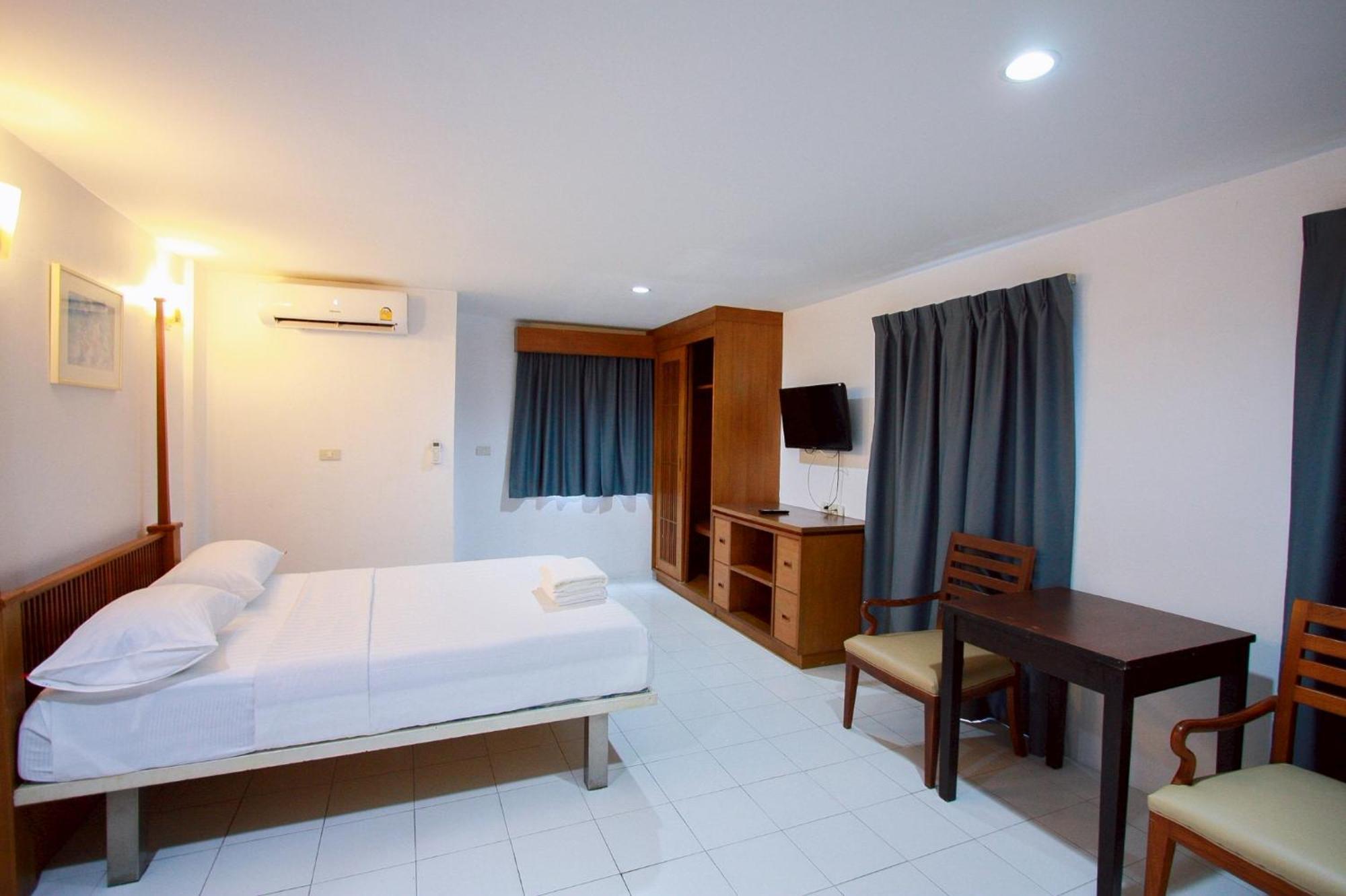 18 Coins Cafe&Hostel Pattaya Exterior foto